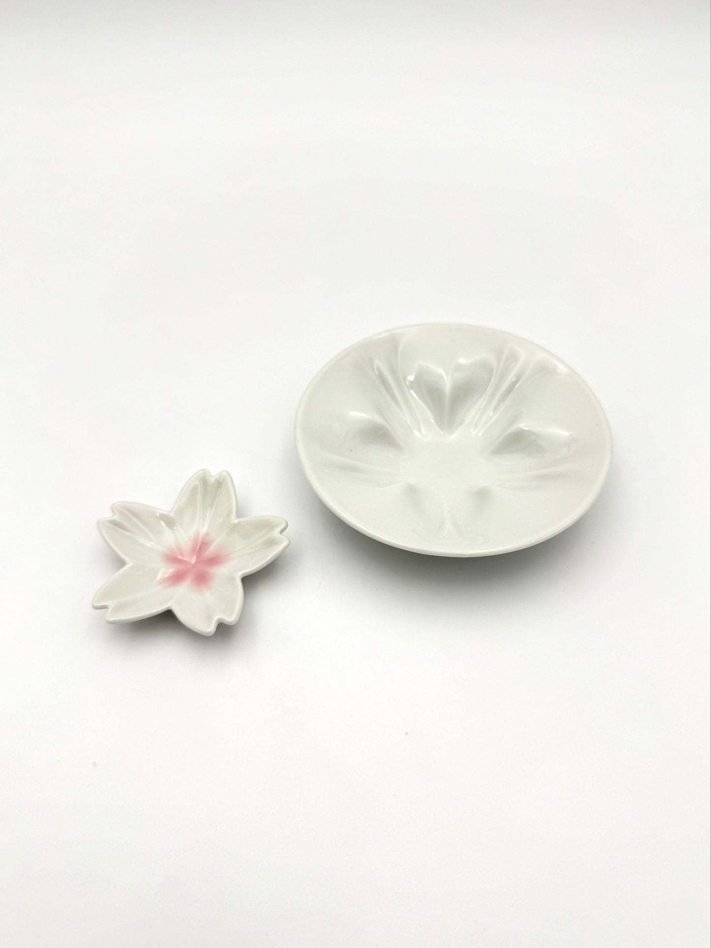 Kutani Yaki  Sakura Shaped Small Dish Set (2 Pcs, White)