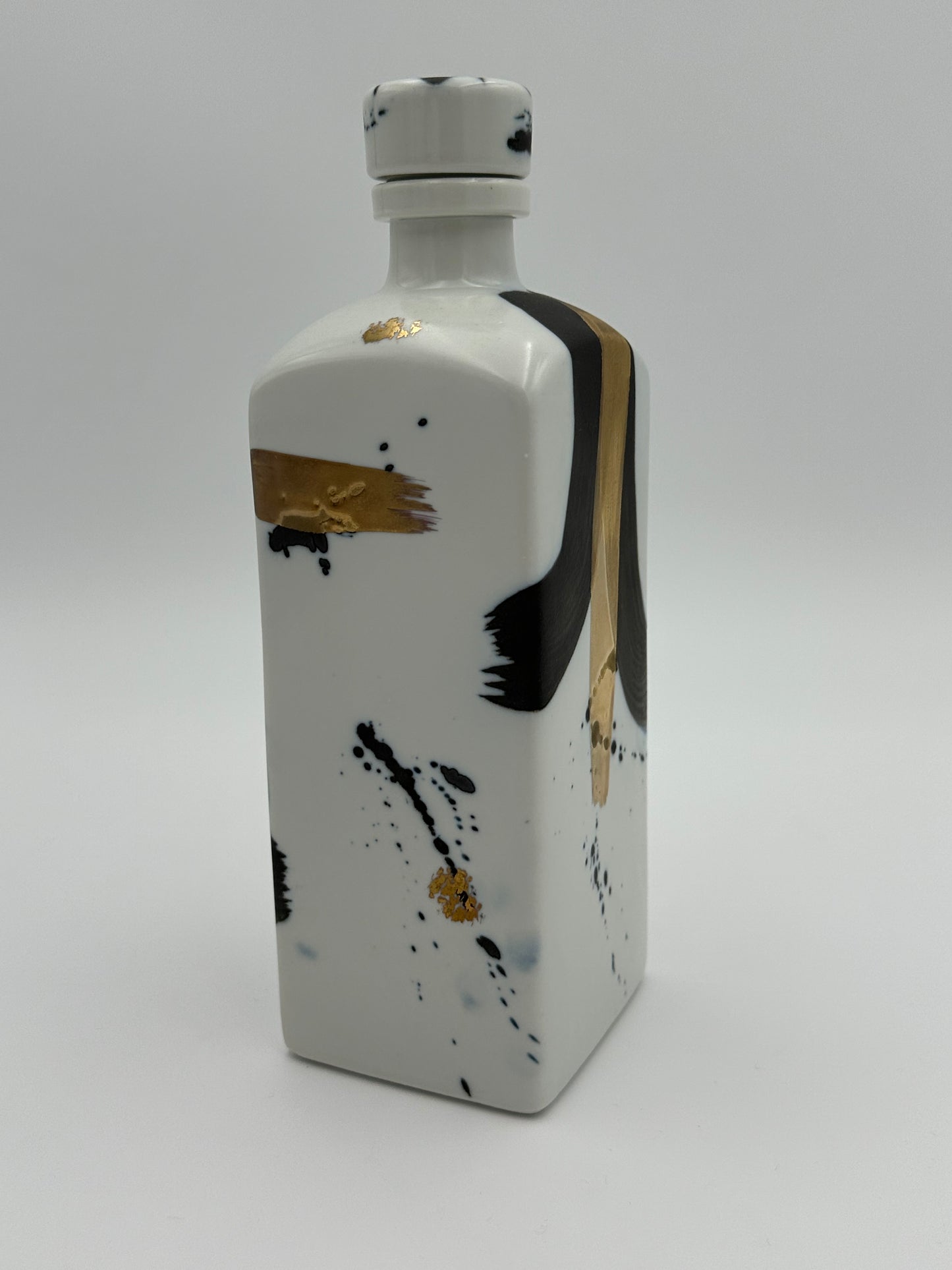 Arita Yaki (Ware) Zebra Gold Paint Long Squared Shochu Bottle (Screw Type Cap)