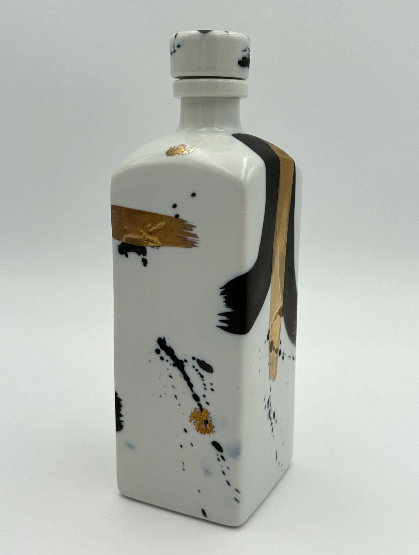 Arita Yaki (Ware) Zebra Gold Paint Long Squared Shochu Bottle (Screw Type Cap)