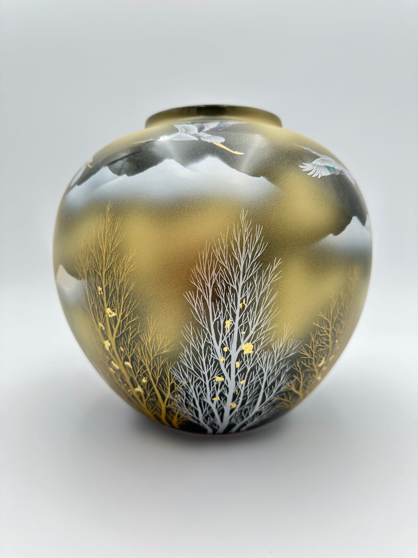 Kutani Yaki（Porcelain） Vase Golden Cloud and Trees